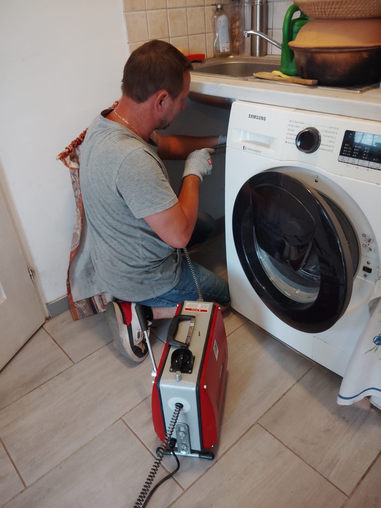 TAKI Duguláselhárítás munka közben